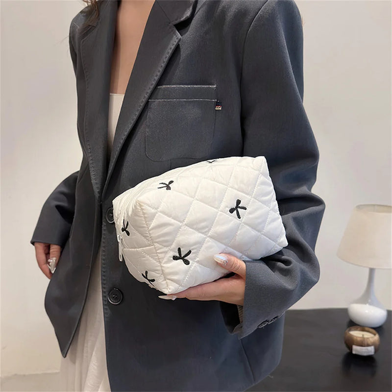 Necessaire Feminina com Laço Bordado