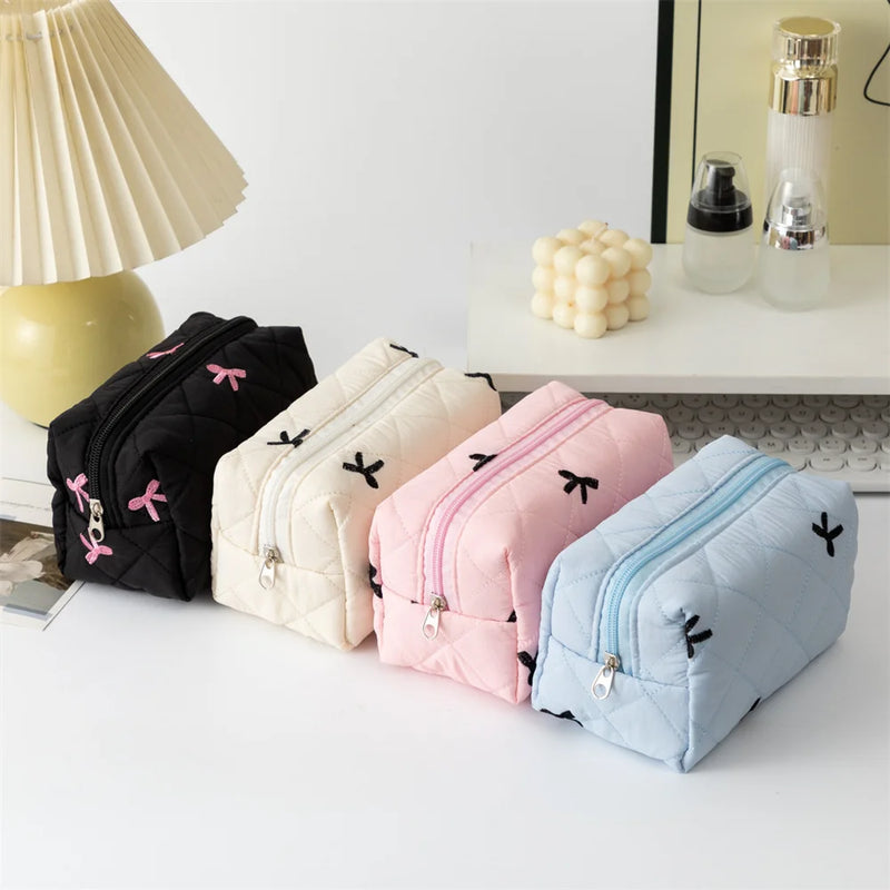 Necessaire Feminina com Laço Bordado